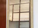 un grand miroir posé sur le sol d'une pièce