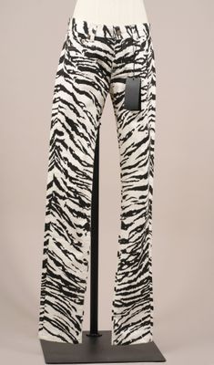 une photo d'un mannequin portant un pantalon à imprimé zébré