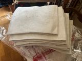 une pile de serviettes pliées sur une table