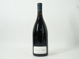 une bouteille de vin posée sur une table