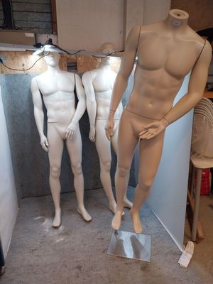 trois mannequins debout dans une pièce