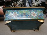 une boîte bleue contenant des fleurs, posée sur une table