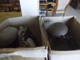 deux cartons posés par terre, contenant quelques objets