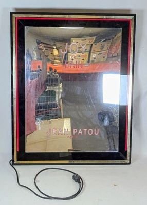 une photo d'un tableau accroché au mur d'une pièce
