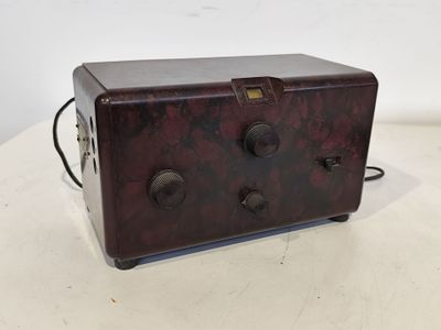 une vieille radio posée sur une table