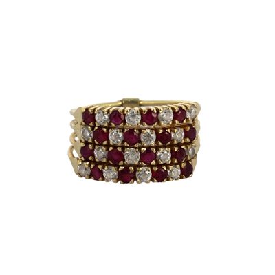 gros plan d'une bague en or avec des pierres rouges et blanches