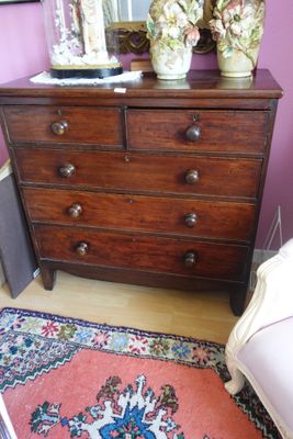 une commode surmontée d'un miroir dans une pièce