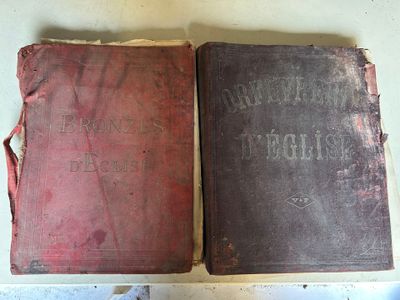 deux vieux livres posés sur une table l'un à côté de l'autre