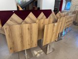 un grand nombre de chaises alignées dans une pièce