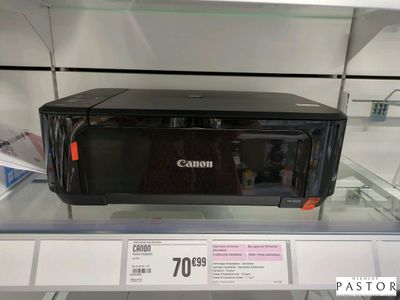 un micro-ondes noir exposé dans un magasin