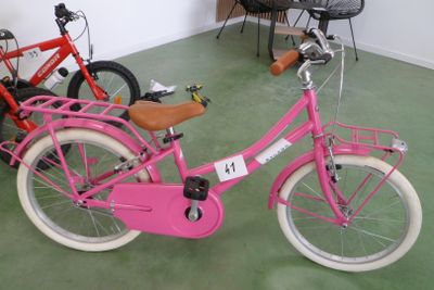 un vélo rose garé dans une pièce