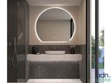 une photo d'une salle de bains avec un lavabo et un grand miroir