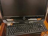 un ordinateur portable posé sur un bureau en bois