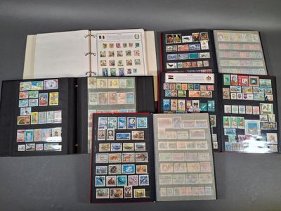de nombreux timbres différents sur les pages d'un classeur