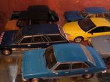 un grand nombre de petites voitures posées sur une table