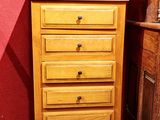 une grande commode en bois à côté d'une armoire
