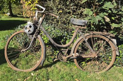 un vieux vélo abandonné dans l'herbe