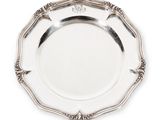 une assiette en argent sur fond blanc