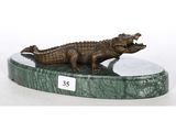 une image représentant une statue de crocodile posée sur un socle en marbre