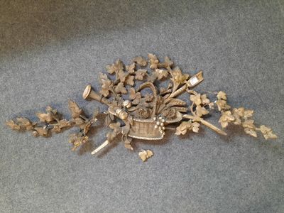 un bouquet de fleurs dans un panier posé par terre