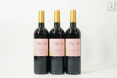 trois bouteilles de vin posées sur une table blanche