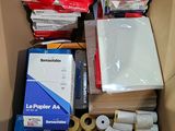 une boîte en carton remplie de nombreux types de papier différents