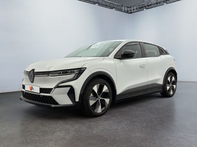 Le nouveau SUV Volkswagen e-TRC est exposé dans un showroom.