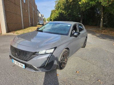 La voiture grise est garée sur le bord de la route.
