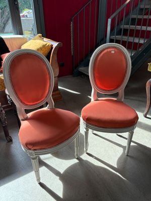 trois chaises qui se trouvent dans une pièce