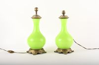 Paire de lampes en opaline verte, monture en bronze ciselé e…
