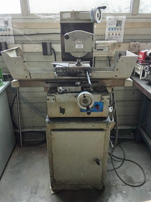une machine placée au milieu d'une pièce