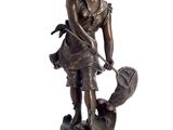 statue en bronze représentant une femme accompagnée d'un chien, posée sur un socle en marbre
