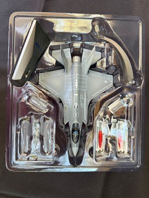 un avion miniature rangé dans une boîte en plastique