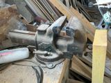a clamp that is sitting on top of a table