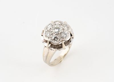 gros plan d'une bague en diamant sur fond blanc