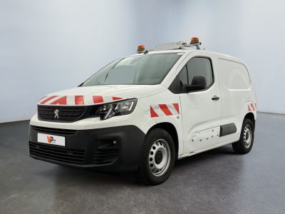 La camionnette blanche a une bande rouge et blanche sur le côté.