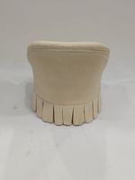 Fauteuil genre "crapaud", garni de tissu blanc (taché), styl… (photo 4)