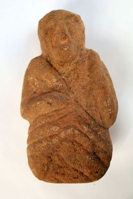 une image représentant une statue d'une personne coiffée d'un chapeau