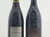 deux bouteilles de vin posées l'une à côté de l'autre sur une table