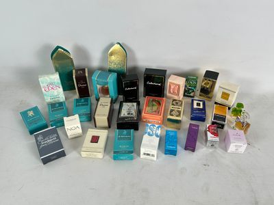 beaucoup de parfums différents sur la table