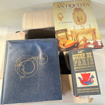 deux livres posés sur une table