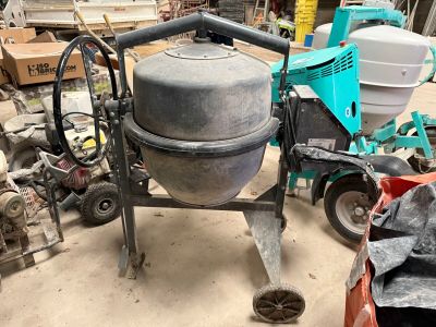 une bétonnière qui se trouve dans un garage