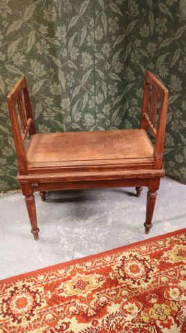 Petit banc à chevets en bois à assise reposant sur des pieds fuse...