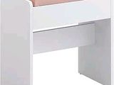 Le petit banc blanc est recouvert d'un coussin rose.