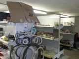 une pièce avec beaucoup d'objets sur les étagères