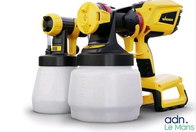 deux pistolets à peinture jaunes et noirs placés l'un à côté de l'autre