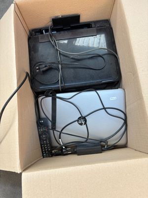 une boîte en carton contenant un ordinateur portable et d'autres appareils électroniques