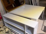 une table blanche sur laquelle est posé un miroir, dans une pièce