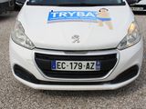 une voiture blanche sur laquelle est collé un autocollant à l'avant