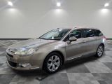 la voiture argentée est garée sur un sol en damier dans le garage